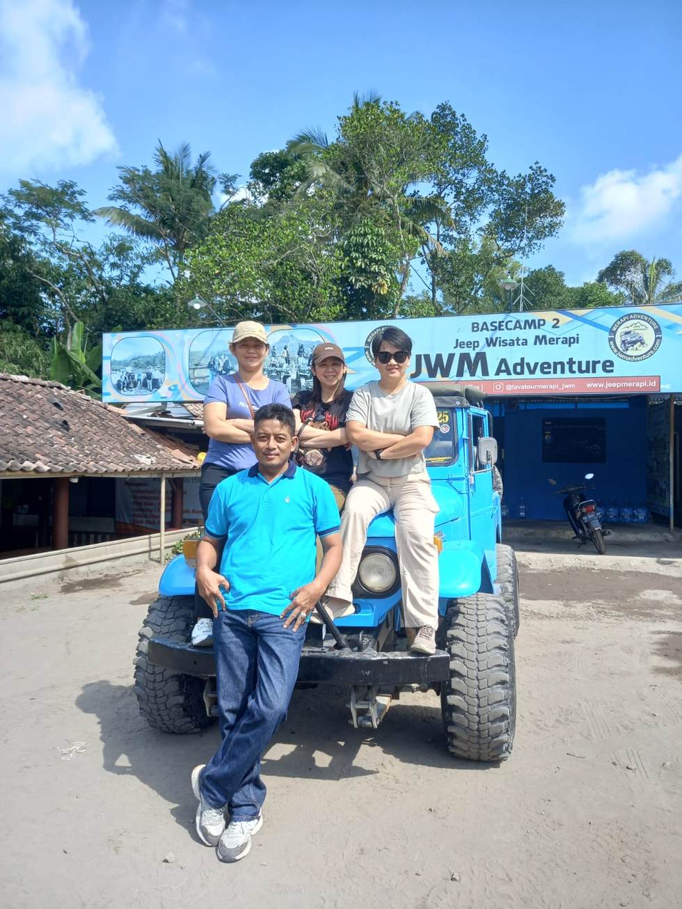 Bersama tamu di basecamp jeep Merapi